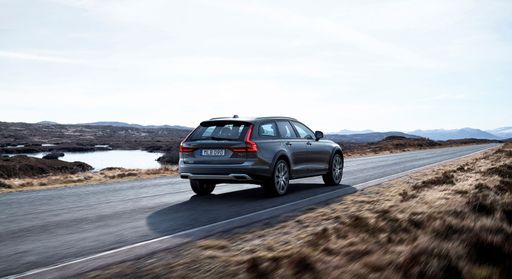198314_New_Volvo_V90_Cross_Country_Driving