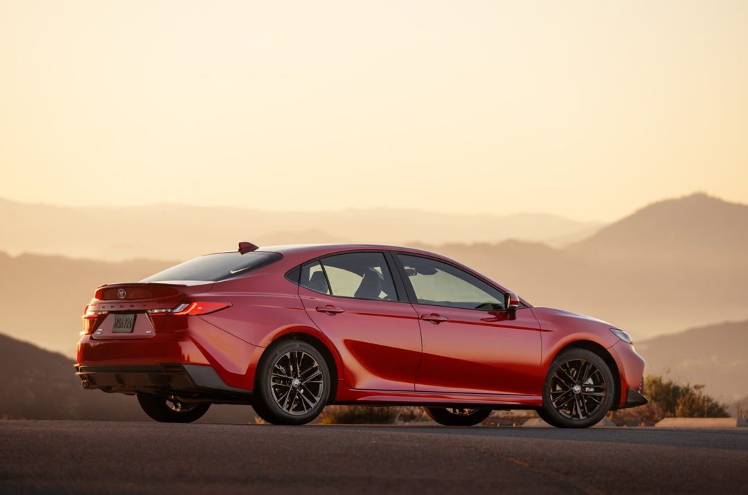 2026_Camry_SE_AWD_SupersonicRed_002-1500x993