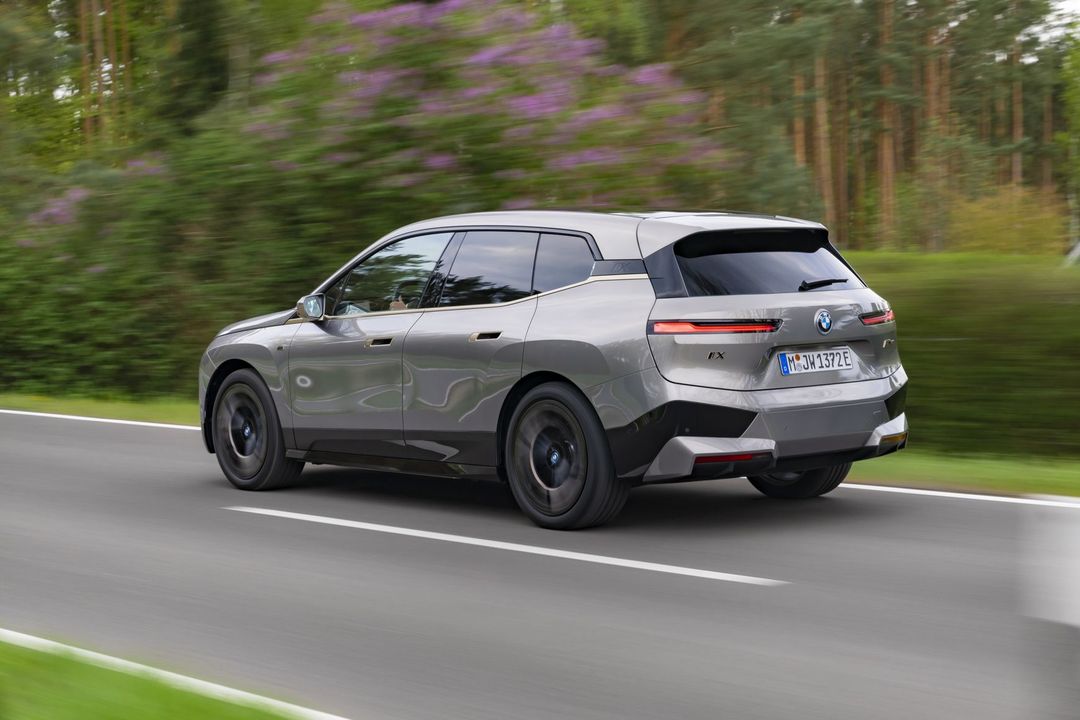 P90464066_highRes_bmw-ix-m60-05-2022