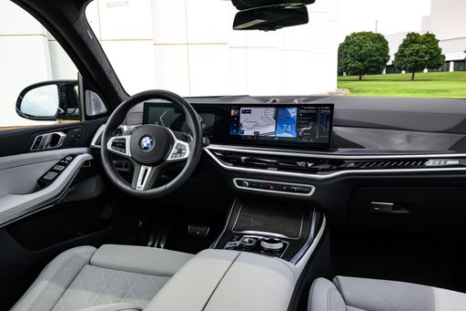 P90486836_highRes_the-new-bmw-x7-on-lo