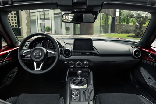 2023_mazda_mx-5_portugal_int_002_highres