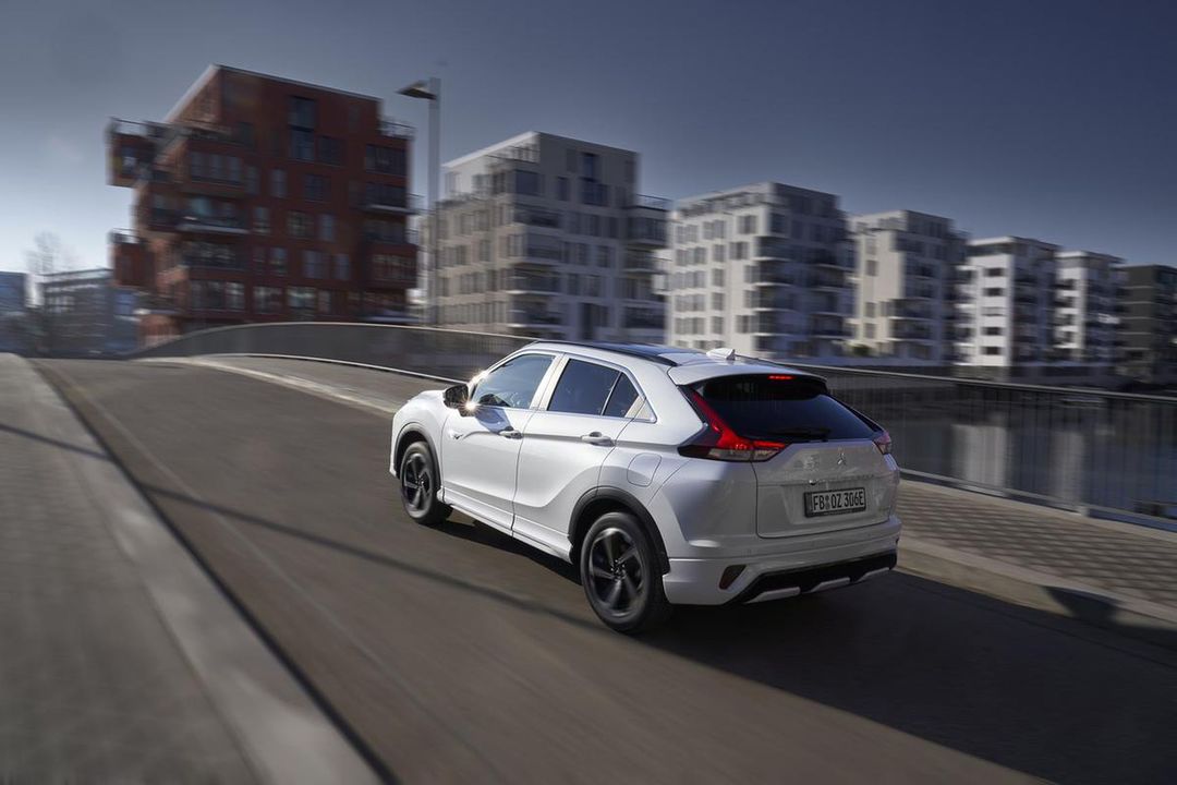 Mitsubishi Eclipse Cross Plug in Hybrid 42_low