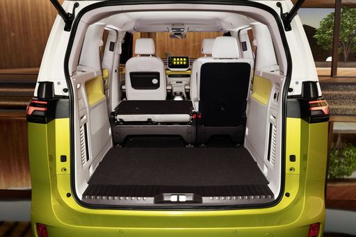 DB2022AU00182_medium